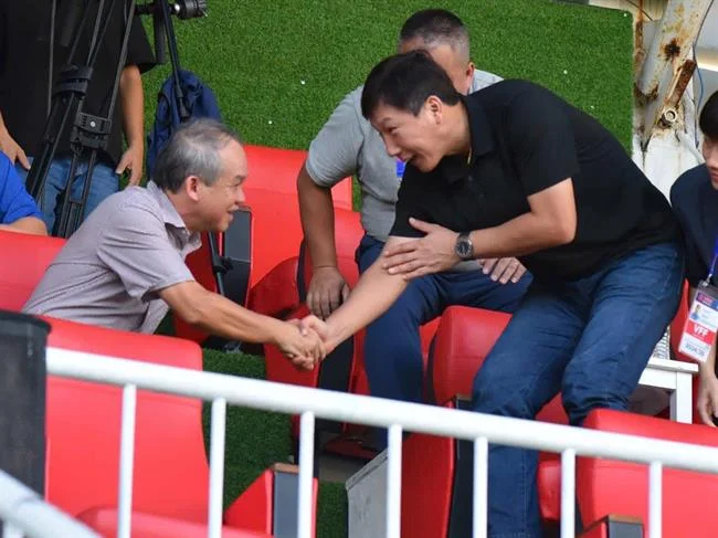 Hình ảnh minh họa việc chia sẻ dữ liệu an toàn, với các kết nối được mã hóa và bảo mật